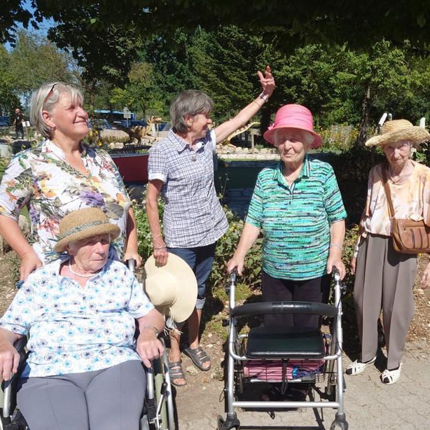 Ältere Menschen mit Rollator genießen Tagesausflug, betreut durch Schwarzachhaus Pflege